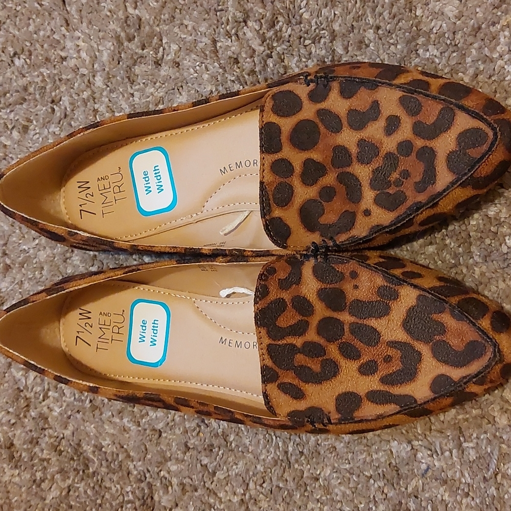 NWOT Time and Tru flats